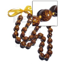 32 pcs. of kukui nuts 32 pcs. of kukui nuts